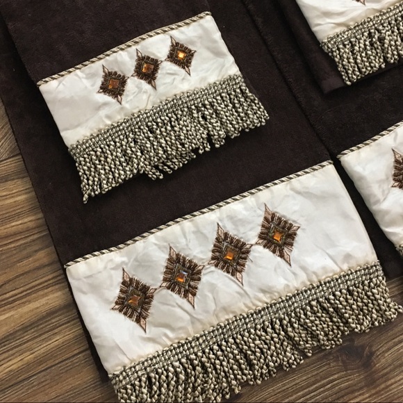 EUC 4pc. Stratford Home Decorative Towel Set - Picture 2 of 8